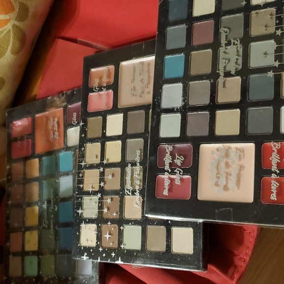 New  eyeshadow  pallette and lipgloss  bundle of 3 multi-colored makeup kit - Picture 3 of 3